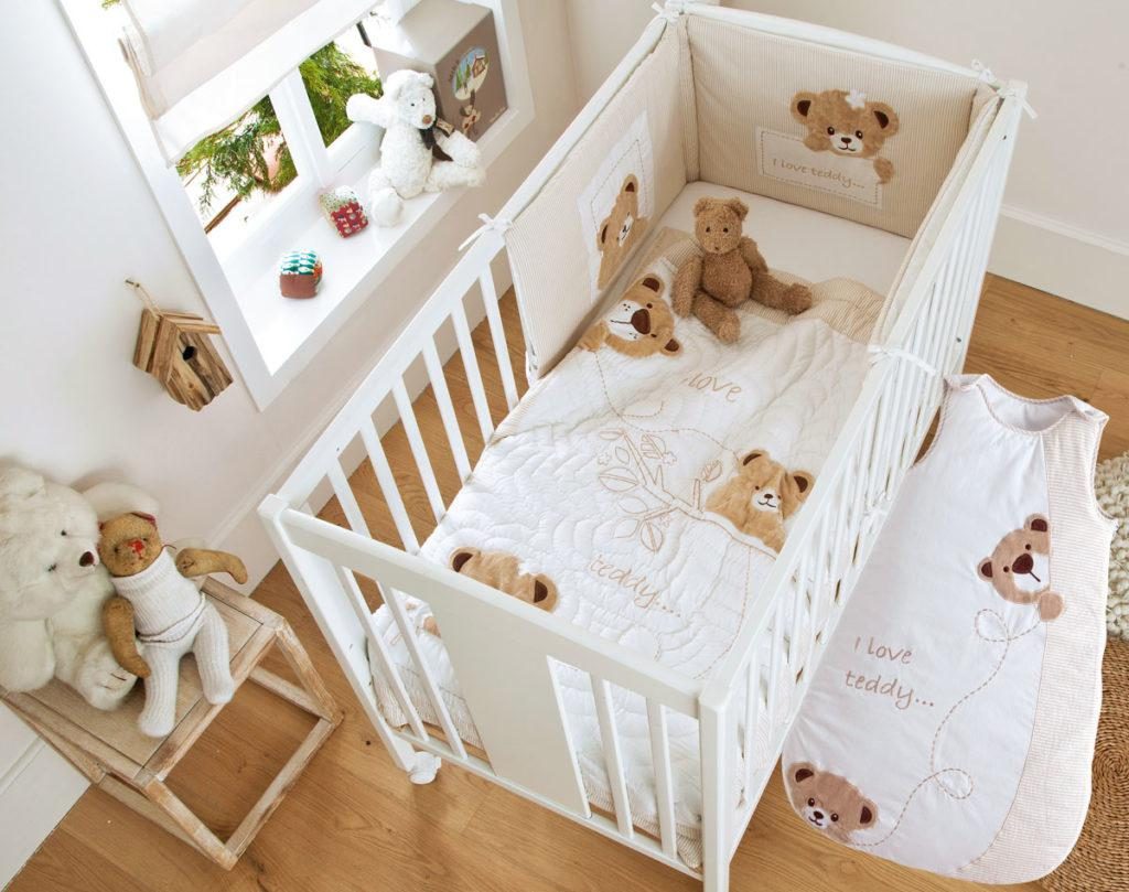 Lit bébé avec accessoires, vue de dessus