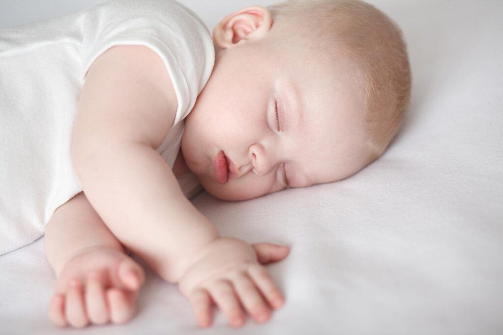 bébé qui dort dans du linge de lit bébé