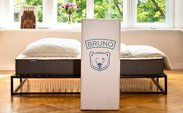 matelas bruno sur un sommier et dans un carton